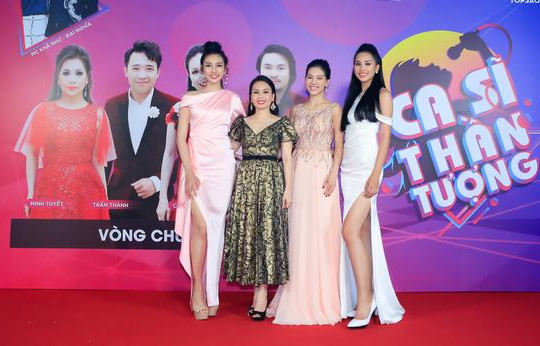 Hoa hậu Tiểu Vy gợi cảm bên nhan sắc ngọt ngào của Hoa hậu Nhân Ái Nguyễn Thúc Thùy Tiên
