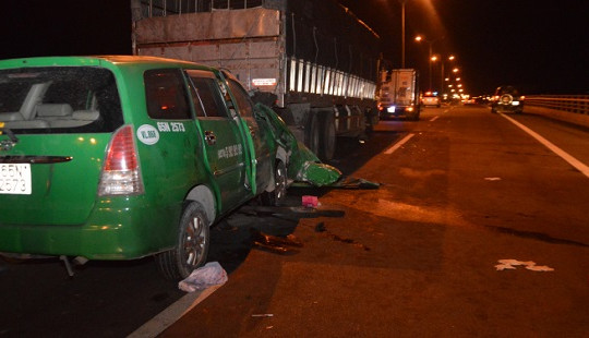 Xe taxi tông đuôi xe tải, 3 người tử vong tại chỗ