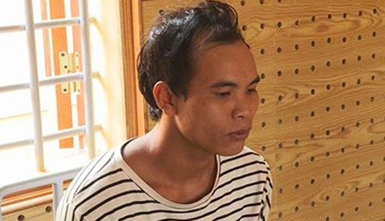 Giả vờ hỏi đường, dùng dao khống chế kéo nữ sinh vào rẫy cà phê hiếp dâm