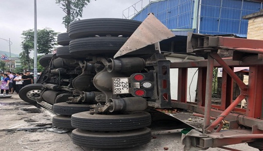 3 ô tô va chạm liên hoàn, công nhân trồng cây bên đường bất ngờ gặp nạn
