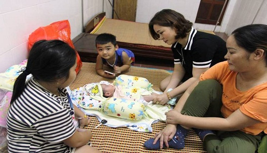 Phát hiện bé trai 2 tháng tuổi bị bỏ rơi bên vệ đường