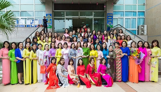 Lắng nghe giọng hát ngọt ngào của thầy giáo Học viện Y dược học cổ truyền Việt Nam nhân ngày 20/10