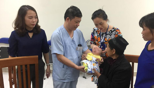 Cháu bé sinh non có bố mẹ tử vong trong đám cháy ở Đê La Thành đã xuất viện