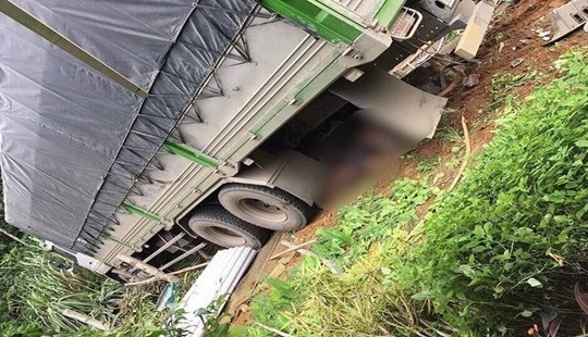 Xe tải mất lái, tông chết hai vợ chồng rồi đâm vào nhà dân
