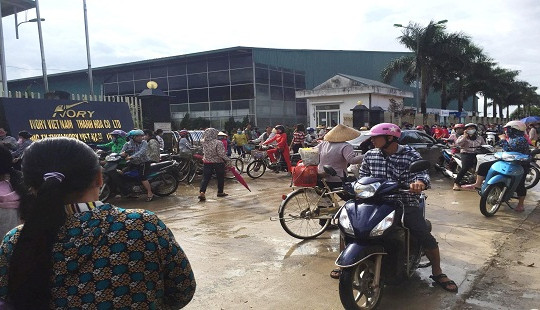 Công nhân Cty TNHH Ivory Việt Nam tiếp tục ngừng việc, đòi quyền lợi