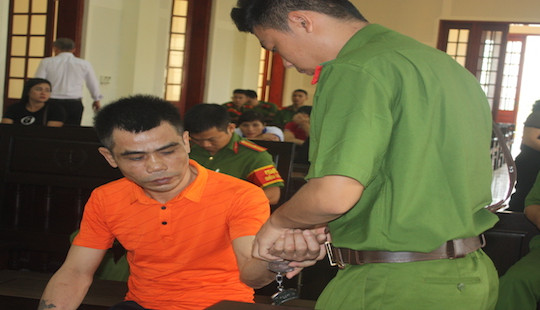 Tử hình bị cáo nhiễm HIV mang súng đi buôn ma túy