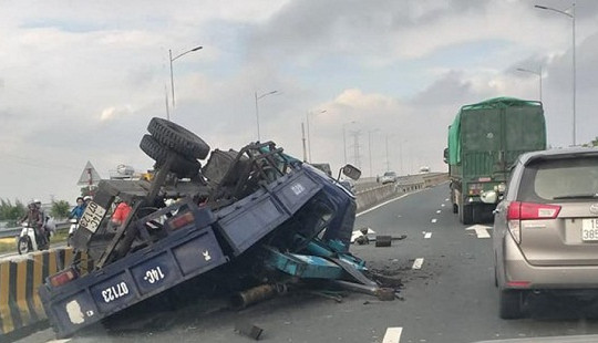 Tài xế bị thương nặng sau pha đánh lái khiến xe tải lật ngửa
