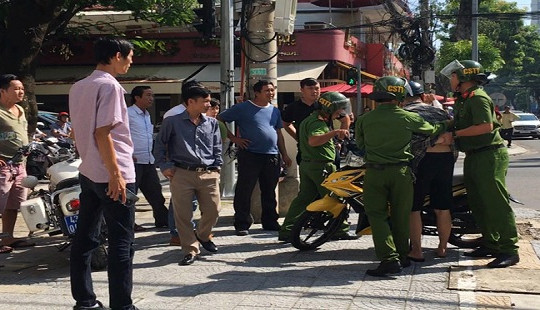 Chạy xe vượt đèn đỏ, đôi nam nữ đạp 2 cảnh sát ngã nhào