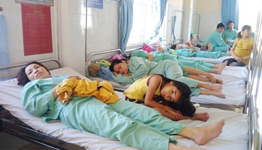Gần 100 công nhân nhập viện sau bữa ăn trưa