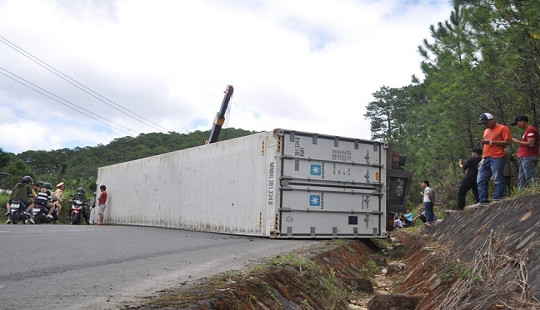 Cua gấp, xe container lật văng trên đèo Mimosa