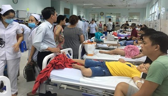 TP.HCM: 30 trẻ ngộ độc sau khi ăn bánh mì dăm bông