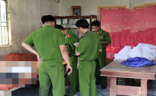 Người phụ nữ nằm chết trên giường, mặt bê bết máu