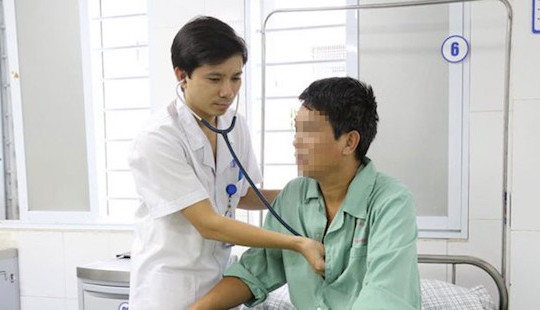 Người đàn ông sốc tim vì hút thuốc lá… thay cơm