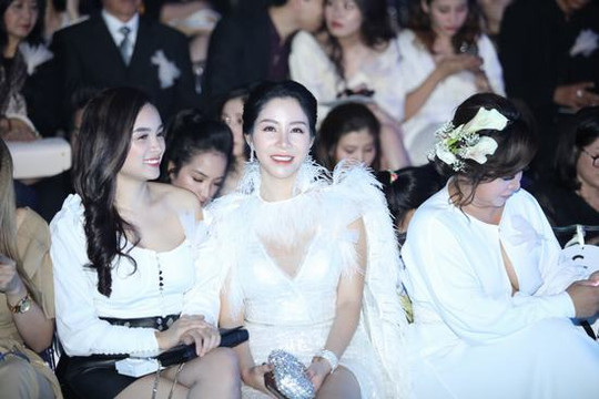 Á hậu Lương Thanh Lan diện váy xẻ khoe chân dài miên man
