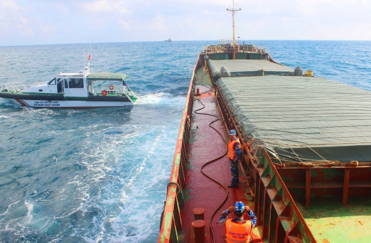 Tạm giữ tàu hàng chở gần 3 ngàn tấn than không có giấy tờ hợp pháp
