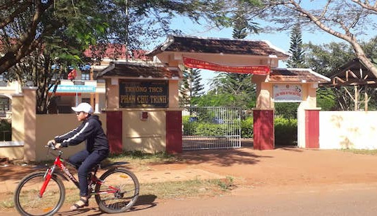Va chạm với xe ô tô, ba học sinh thương vong