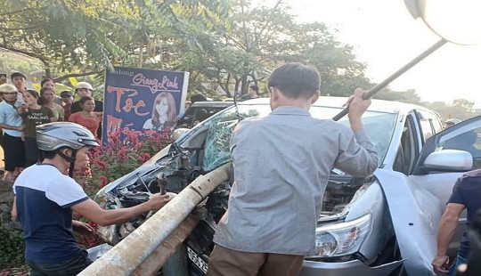 Xe Innova mất lái, đâm xuyên dải hộ lan khiến nhiều người thương vong