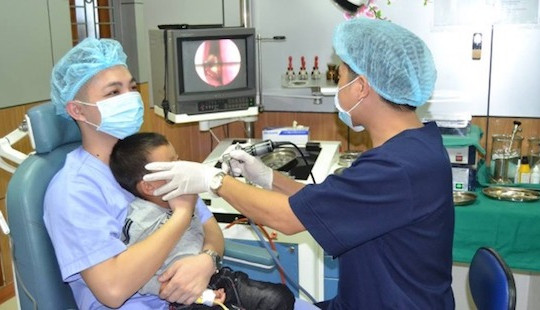 Viên bi nhựa kẹt trong mũi bé trai suốt 3 tháng