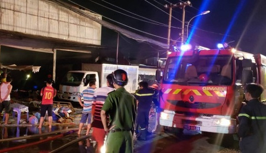 Kho hàng cháy ngùn ngụt trong đêm, nhiều tài sản bị thiêu rụi