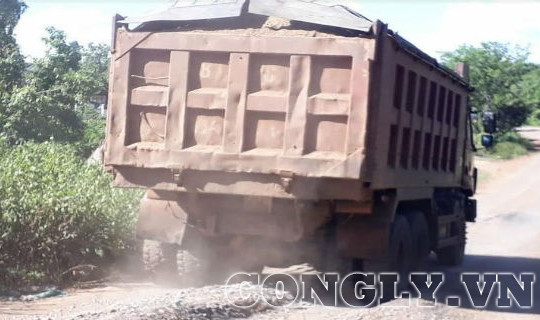 Gia Lai: Tuyến đường liên xã bị “băm nát” bởi xe chở cát