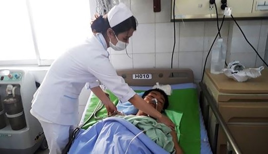 Lắp súng tự chế, người đàn ông bị đạn xuyên thủng bụng