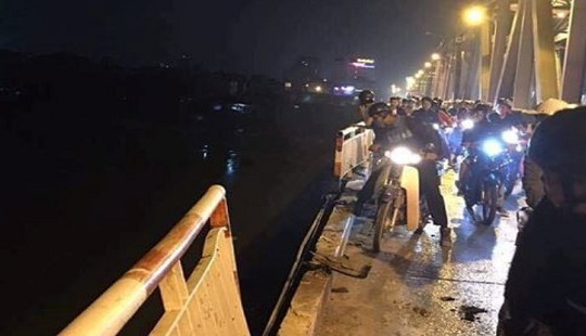 Đâm bay lan can cầu Chương Dương, ô tô rơi xuống sông Hồng