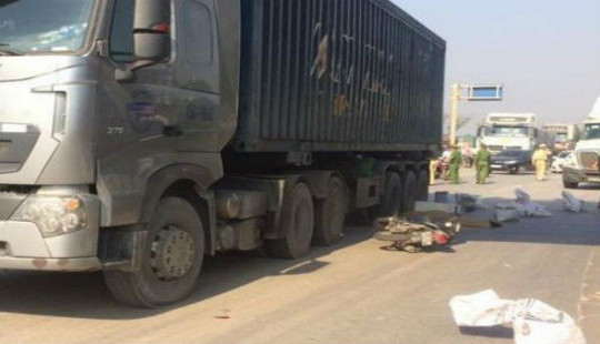 Hai giáo viên nước ngoài bị xe container cán, một người tử vong tại chỗ
