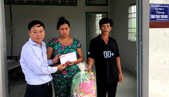 Báo Công lý trao tặng 3 căn nhà tình thương cho các hộ nghèo tại Vĩnh Long