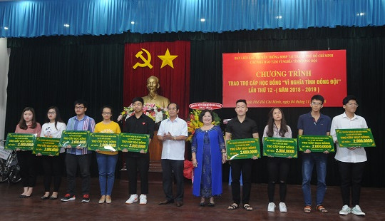 Trao học bổng vì nghĩa tình đồng đội
