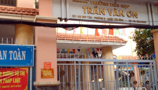 Cô giáo phạt học trò bằng cách tự tát vào mặt