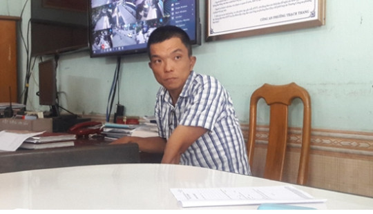 Nam thanh niên ngáo đá đập vỡ kính ô tô rồi bỏ chạy