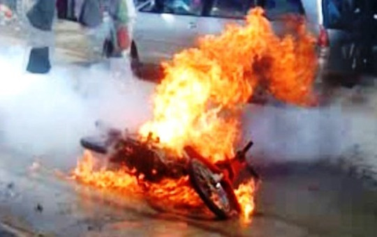 Đang điều khiển xe bất ngờ bị tạt xăng, châm lửa đốt