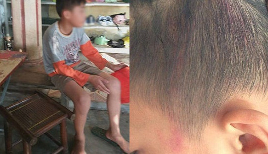 Một học sinh bị ấn đầu vào tường vì vẽ bậy, nói tục