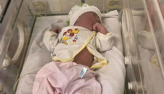Bé gái vừa chào đời bị bỏ rơi ở khuôn viên bệnh viện