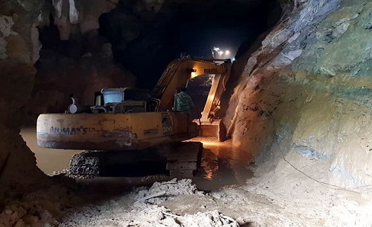 Vẫn chưa tiếp cận được hai phu vàng mắc kẹt 4 ngày trong hang