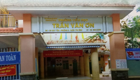 Kỷ luật khiển trách cô giáo phạt học trò tự tát vào mặt