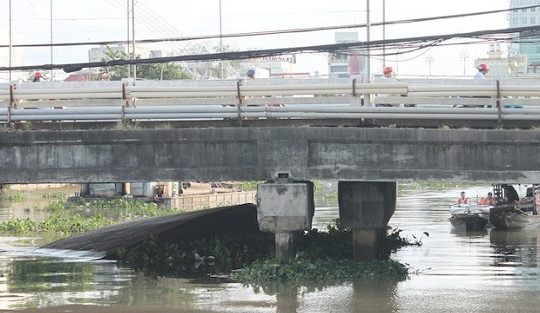 Chìm sà lan chở hàng ở Cần Thơ, 4 người bơi vào bờ thoát chết