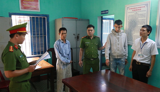 Bắt khẩn cấp hai đối tượng chém chết người trước cổng trường