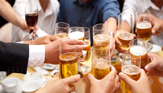 Cán bộ, công chức không được sử dụng rượu bia trong giờ làm việc