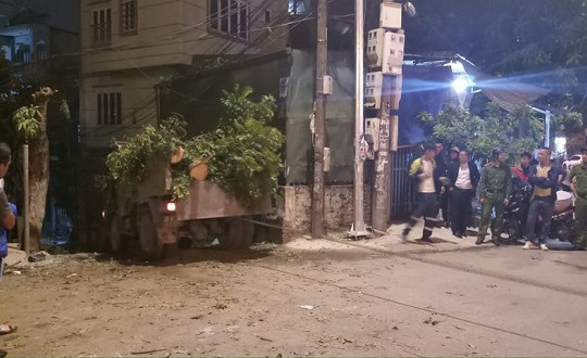 Đang sửa xe, tài xế chết thảm dưới bánh xe tải