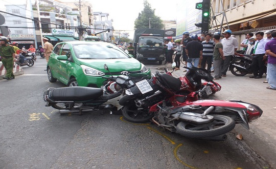 Taxi tông hàng loạt xe máy đang dừng chờ đèn tín hiệu