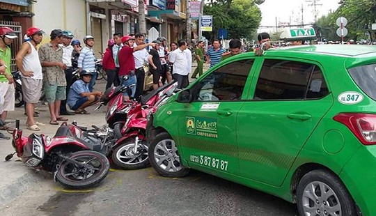 Taxi lao vào đường ngược chiều, tông hàng loạt xe máy