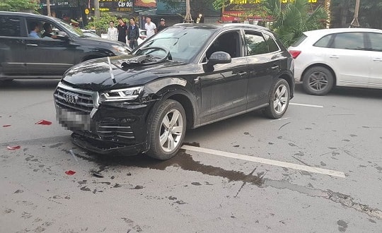 Audi Q5 tông biến dạng xe Mercedes cùng 2 xe máy trên phố Hà Nội