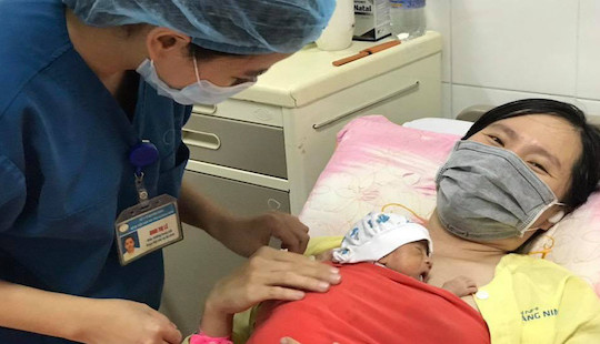 Cặp sinh non “tí hon” 25 tuần tuổi được nuôi sống kỳ diệu