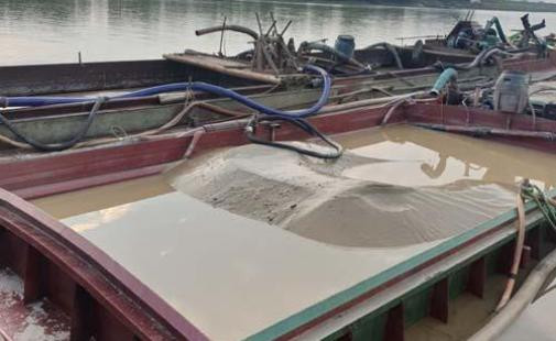 Bắt 3 tàu khai thác cát trái phép trên sông Mã