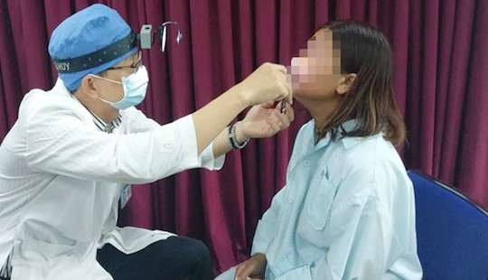 Người phụ nữ suýt mù vì viên đạn “lạc” vào mắt