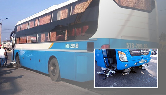 Xe khách tông hàng loạt xe máy đứng chờ đèn đỏ, 5 người bị thương