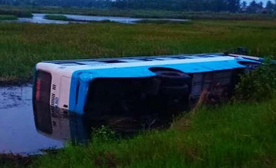 Tài xế ngủ gật, xe 29 chỗ lao xuống vuông tôm