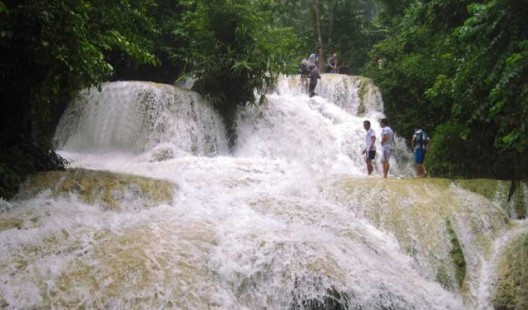 Thác Hiêu vào thu như người thiếu nữ xõa tóc bên hiên