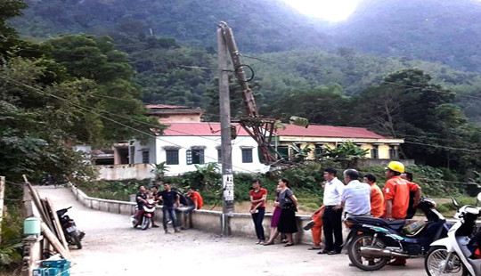 Xe tải kéo gãy cột, cả huyện Mường Lát mất điện